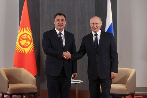 الرئيس الروسي فلاديمير بوتين والرئيس القرغيزي صادر جاباروف خلال اجتماع على هامش قمة منظمة شنغهاي للتعاون في سمرقند، أوزبكستان  15 سبتمبر 2022 - سبوتنيك عربي