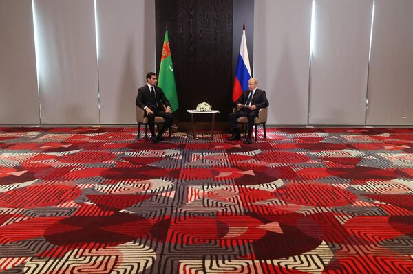 الرئيس الروسي فلاديمير بوتين والرئيس التركماني سيردار بيردي محمدوف خلال اجتماع على هامش قمة منظمة شنغهاي للتعاون في سمرقند، أوزبكستان 15 سبتمبر 2022 - سبوتنيك عربي