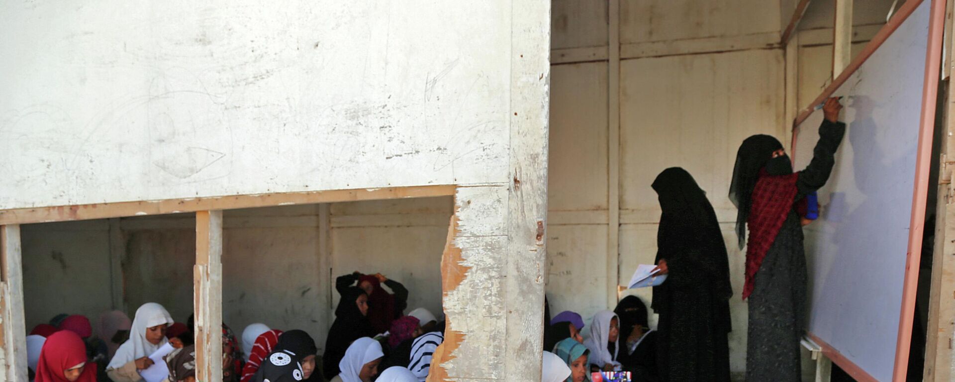 أطفال يمنيون يحضرون دروسًا في مدرسة مؤقتة مع بدء العام الدراسي الجديد في محافظة الحديدة الغربية التي مزقتها الحرب، في 12 سبتمبر 2022 - سبوتنيك عربي, 1920, 06.12.2022