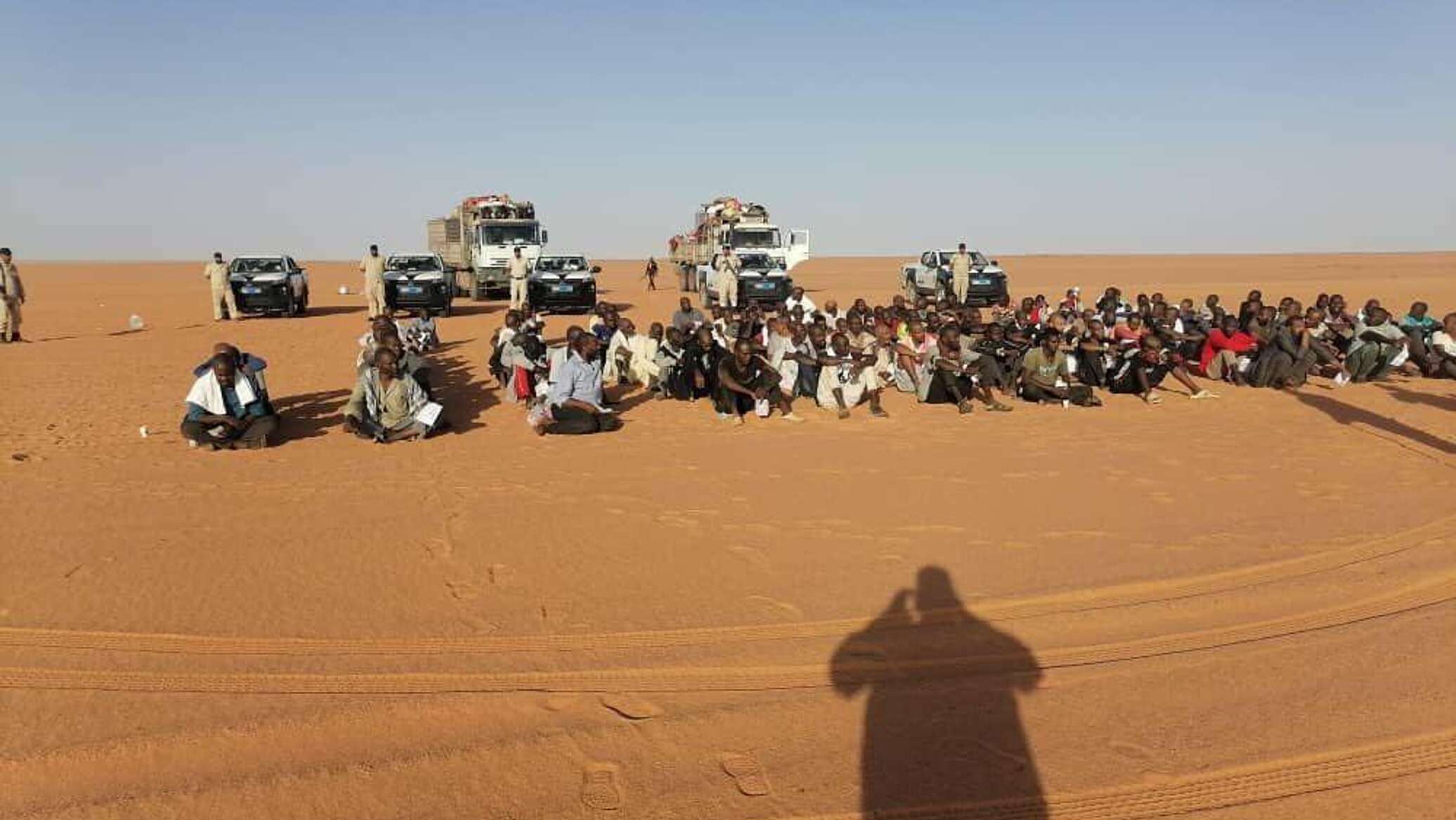 ليبيا… ضبط مهاجرين غير شرعيين قرب الحدود مع الجزائر