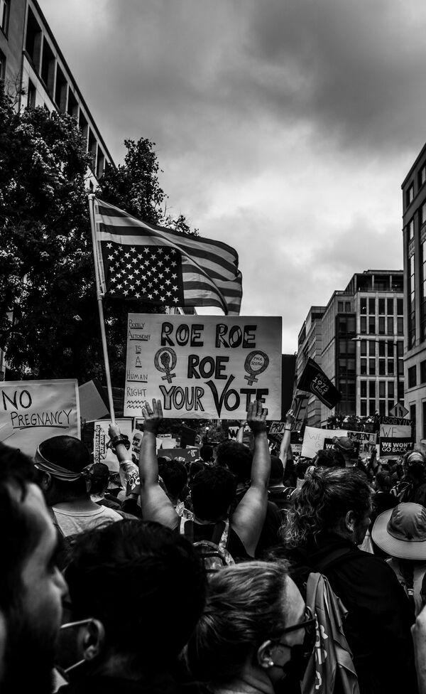 لقطة من سلسلة ردا على  للمصور الأمريكي غريغوري كوتروس، الذي فاز بجائزة مصور الأحداث لهذا العام بين غير المحترفين، في مسابقة جوائز التصوير الدولية لعام 2022 - سبوتنيك عربي