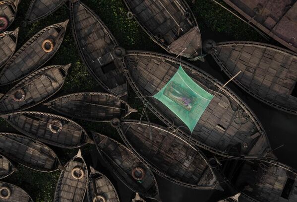 صورة بعنوان النوم على متن القارب للمصور البنغلاديشي أنينديتا روي، الفائز في فئة الناس في مسابقة جوائز التصوير بواسطة الدرون لعام 2022 - سبوتنيك عربي