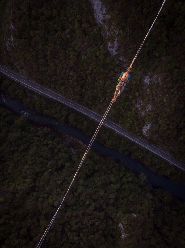 صورة بعنوان استراحة عند مفترق الطرق للمصور الكرواتي ستيفان بيدنيك، الذي نال درجة تقدير عالية من لجنة التحكيم في فئة الرياضة ضمن مسابقة جوائز التصوير بواسطة الدرون لعام 2022 - سبوتنيك عربي