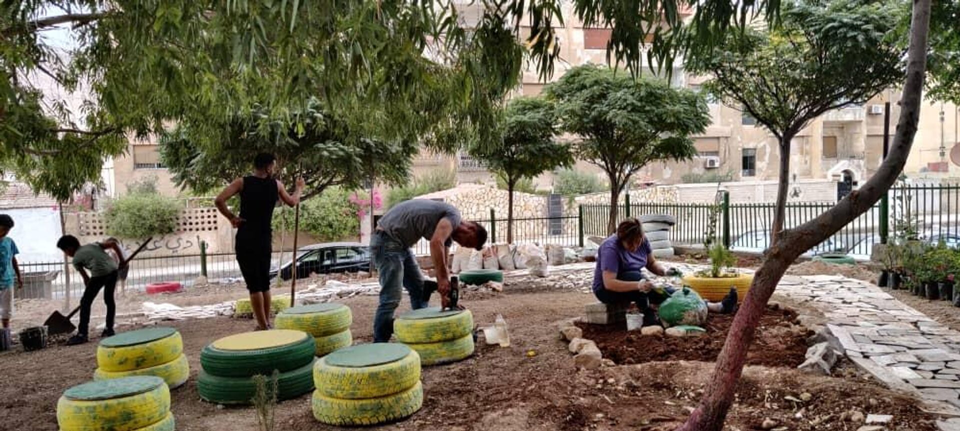 فسحة فرح.. أطفال سوريون يحولون مكبا للقمامة إلى حديقة باستخدام مخلفات الحرب - سبوتنيك عربي, 1920, 20.09.2022