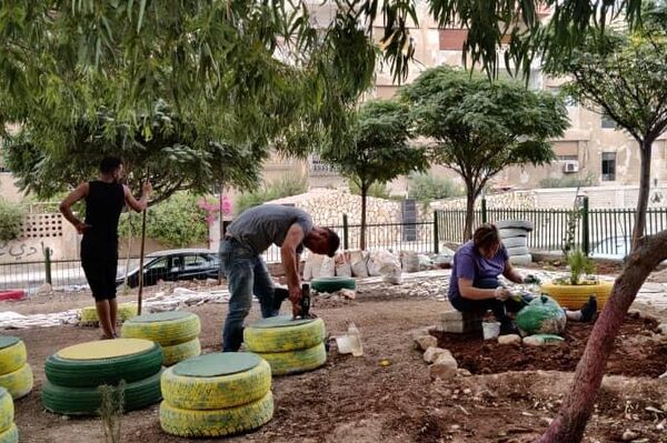 فسحة فرح.. أطفال سوريون يحولون مكبا للقمامة إلى حديقة باستخدام مخلفات الحرب - سبوتنيك عربي