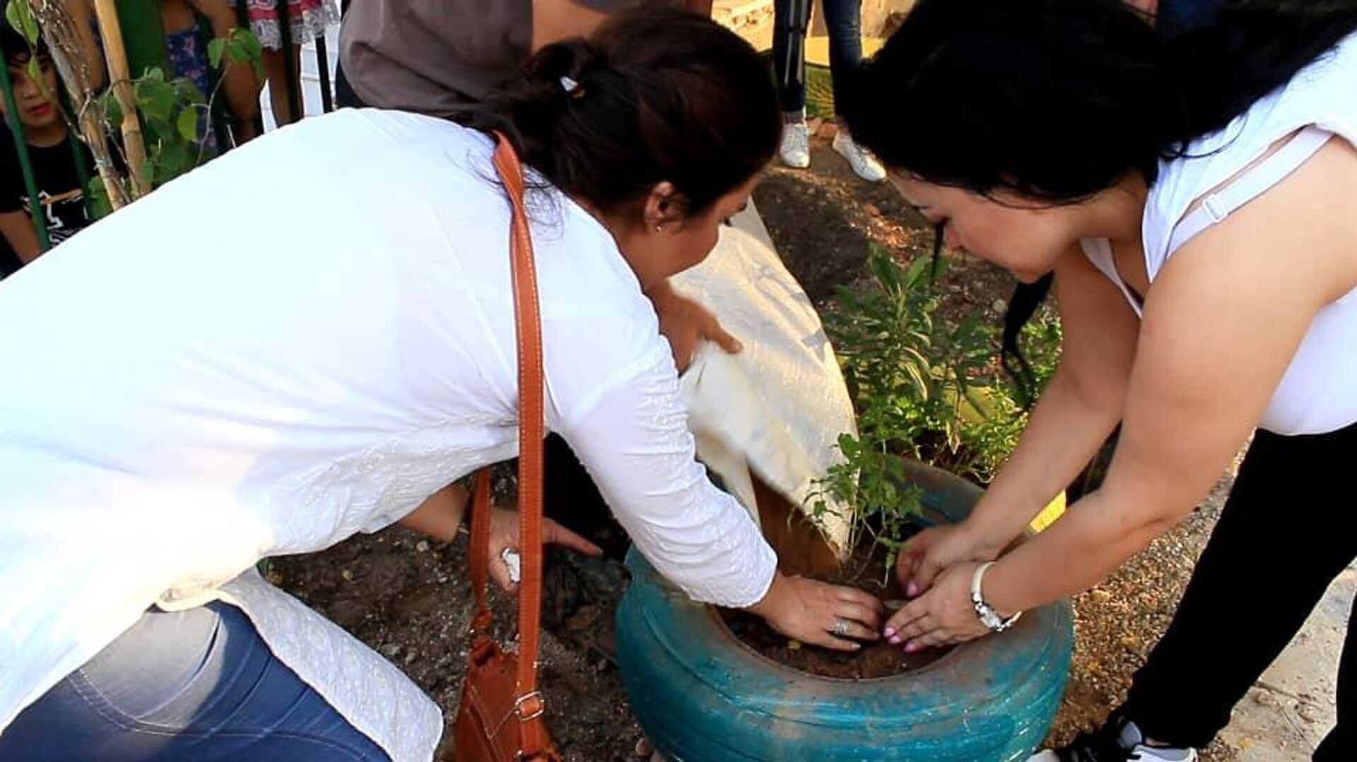 فسحة فرح.. أطفال سوريون يحولون مكبا للقمامة إلى حديقة باستخدام مخلفات الحرب - سبوتنيك عربي, 1920, 20.09.2022