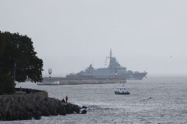 سفينة الصواريخ الصغيرة "أودينتسوفو" مشروع 22800 في مناورات استراتيجية في ميناء بالتيسك العسكري، 21 سبتمبر 2022 - سبوتنيك عربي