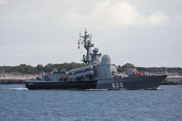 زورق صاروخي من رتبة الحرس الثالثة، "تشوفاشيا" مشروع 12411م خلال مناورات استراتيجية في ميناء بالتيسك العسكري، 21 سبتمبر 2022 - سبوتنيك عربي