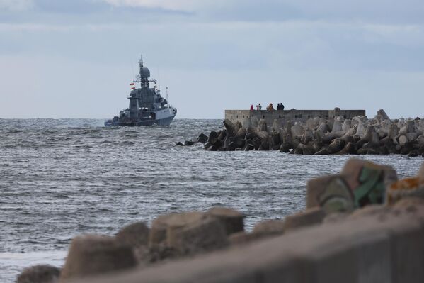 سفينة صغيرة مضادة للغواصات أليكسين خلال مناورات استراتيجية في ميناء بالتيسك العسكري، 21 سبتمبر 2022 - سبوتنيك عربي