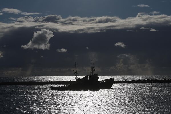 سفينة من أسطول البلطيق خلال مناورات استراتيجية في ميناء بالتيسك العسكري، 22 سبتمبر 2022 - سبوتنيك عربي