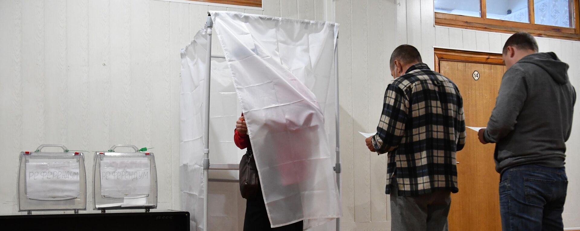 يصوت الناس في استفتاء على انضمام منطقة زابوروجيه إلى روسيا في مركز اقتراع في مؤسسة ميليتوبول، 23 سبتمبر 2022 - سبوتنيك عربي, 1920, 28.09.2022