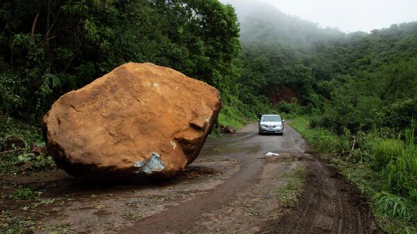 صورة أ{شيفية.. صخرة ضخمة على الطريق، بعد وقوع زلزال - سبوتنيك عربي
