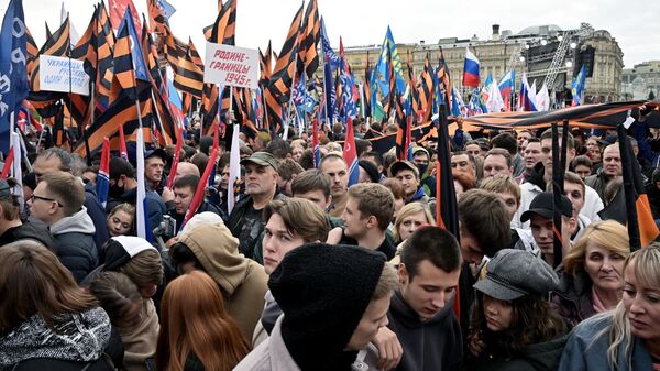 مسيرة لا نتخلى عن أناسنا لدعم عملية الاستفتاء حول مسألة انضمام جمهوريتي دونيتسك ولوغانسك الشعبيتين إلى روسيا، في موسكو - سبوتنيك عربي