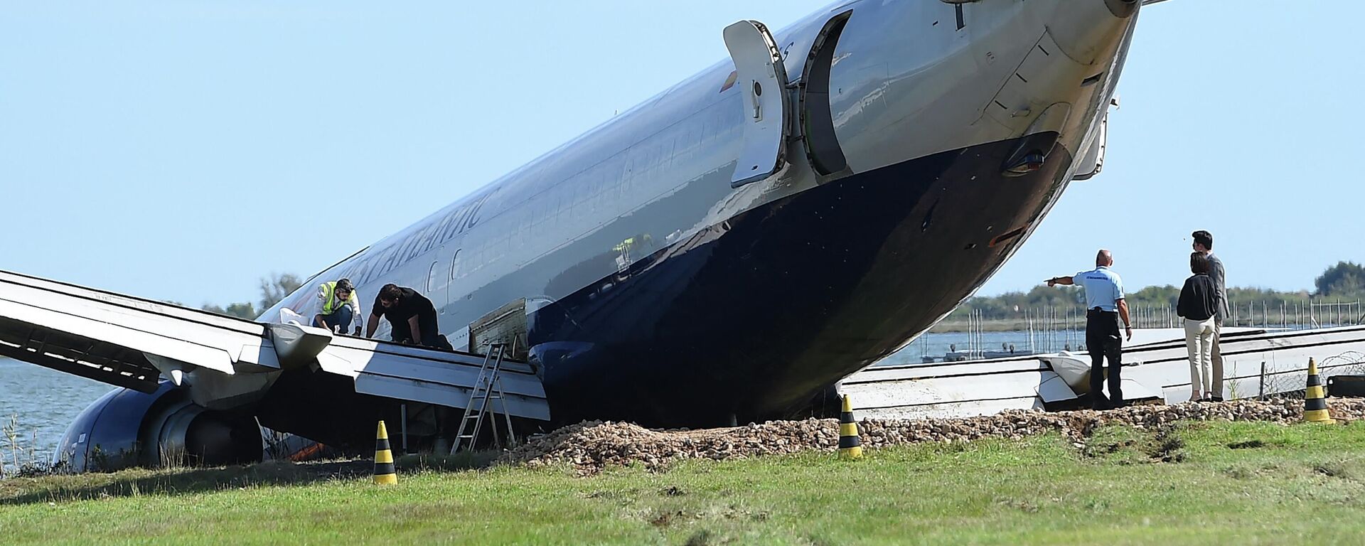 طائرة شحن من طراز بوينغ 737 تنزلق في بحيرة بعد هبوطها في مونبلييه، فرنسا - سبوتنيك عربي, 1920, 09.05.2024