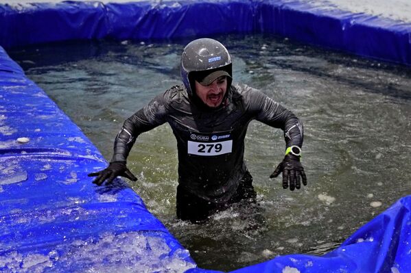 رجل ينافس في تحدي محارب الجليد في مجمع سكاي دبي الداخلي، في دبي، الإمارات العربية المتحدة، 24 سبتمبر 2022. - سبوتنيك عربي