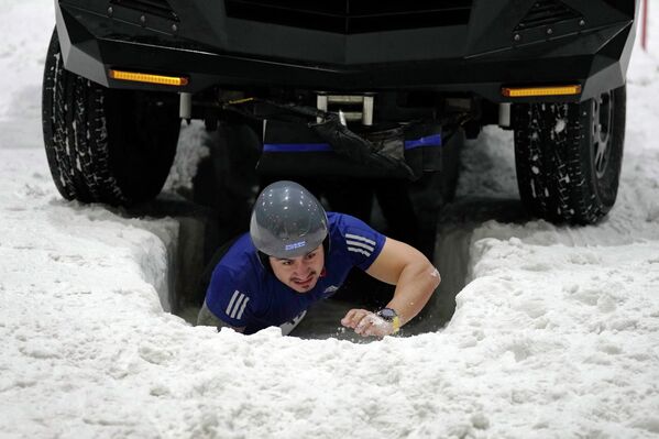 أحد المتسابقين في تحدي محارب الجليد في مجمع سكاي دبي الداخلي، في دبي، الإمارات العربية المتحدة، 24 سبتمبر 2022. - سبوتنيك عربي