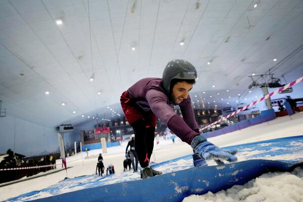 أحد المتسابقين في تحدي محارب الجليد في مجمع سكاي دبي الداخلي، في دبي، الإمارات العربية المتحدة، 24 سبتمبر 2022. - سبوتنيك عربي