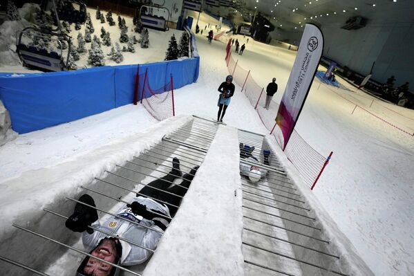 المتسابقون في تحدي محارب الجليد في مجمع سكاي دبي الداخلي، في دبي، الإمارات العربية المتحدة، 24 سبتمبر 2022. - سبوتنيك عربي