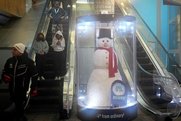 المتسابقون في تحدي محارب الجليد في مجمع سكاي دبي الداخلي، في دبي، الإمارات العربية المتحدة، 24 سبتمبر 2022. - سبوتنيك عربي