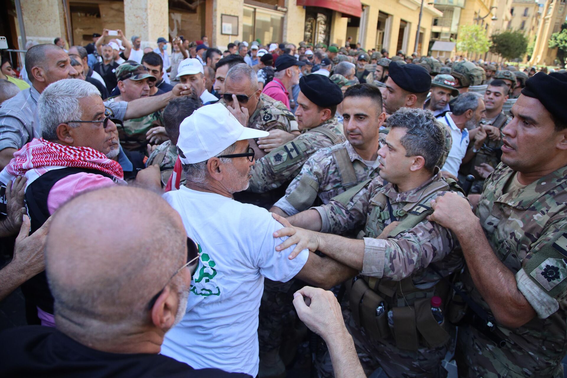  العسكريون المتقاعدون يقتحمون محيط البرلمان اللبناني في بيروت - سبوتنيك عربي, 1920, 26.09.2022