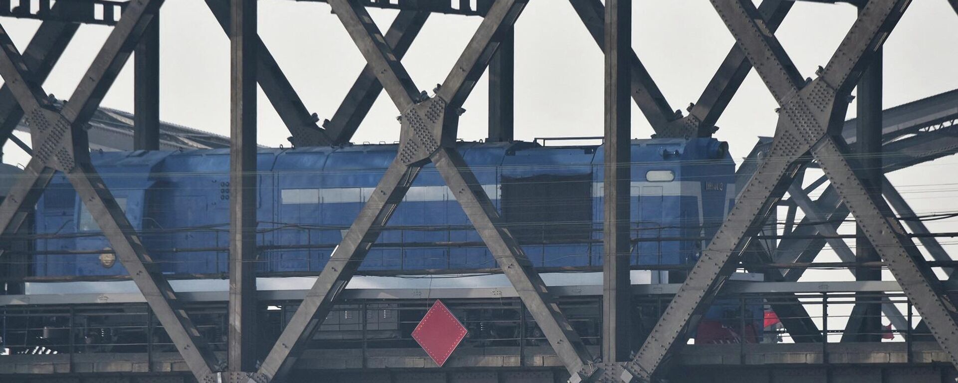 قطار يعبر جسر الصداقة، الذي يمتد على نهر يالو بين الصين وكوريا الشمالية، في مدينة داندونغ الصينية الحدودية، في مقاطعة لياونينغ شمال شرق الصين، 22 فبراير/ شباط 2019 - سبوتنيك عربي, 1920, 26.08.2023