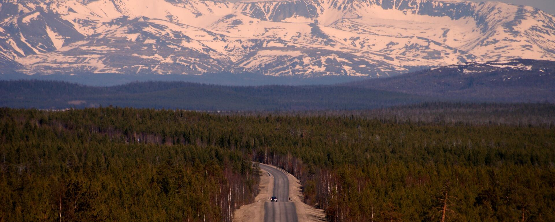 الطريق الأوروبي E105/ الطريق الروسي M18 كولا في المنطقة القريبة من بوليارني زوري. منظر من الشمال الشرقي إلى جبال خبيني، مورمانسك، روسيا - سبوتنيك عربي, 1920, 05.09.2025