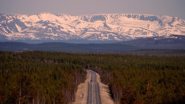 الطريق الأوروبي E105/ الطريق الروسي M18 كولا في المنطقة القريبة من بوليارني زوري. منظر من الشمال الشرقي إلى جبال خبيني، مورمانسك، روسيا - سبوتنيك عربي
