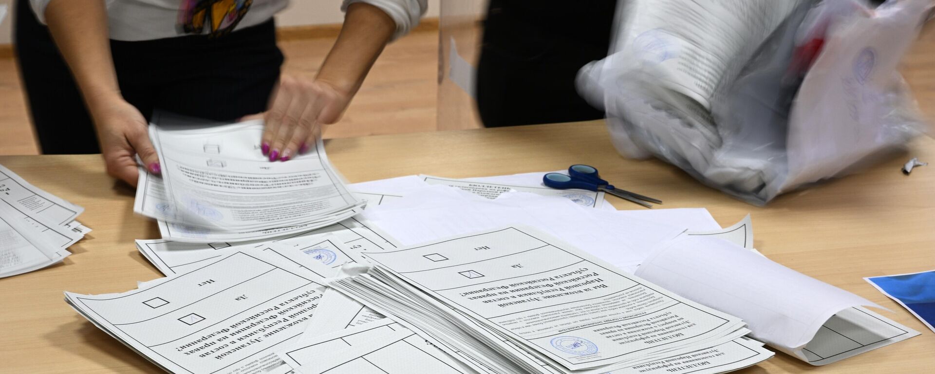 بدء فرز أصوات الاستفتاءات في المناطق المحررة في جمهوريتي دونيتسك ولوغانسك الشعبيتين ومقاطعتي خيرسون وزابوروجيه - سبوتنيك عربي, 1920, 27.09.2022