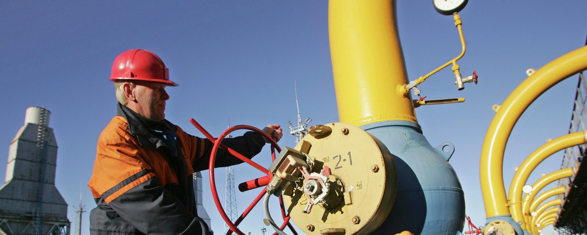 Рабочий на газокомпрессорной станции газопровода Ямал — Европа - سبوتنيك عربي, 1920, 28.09.2022