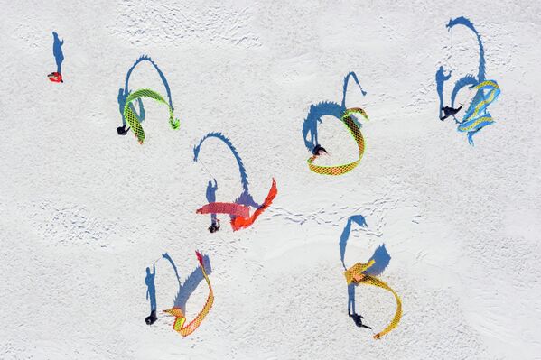 صورة بعنوان رقصة تنين الثلج، للمصور زيانفوي هي، من الصين. الرياضة، صورة فردية، التي نالت المركز الثاني في مسابقة أندريه ستينين للتصوير الصحفي الدولي - سبوتنيك عربي