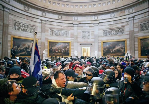 صورة بعنوان اقتحام الكابيتول، للمصور مصطفى باسم، من الولايات المتحدة. الأخبار الرئيسية، سلسلة صور، التي نالت المركز الثاني في مسابقة أندريه ستينين للتصوير الصحفي الدولي - سبوتنيك عربي