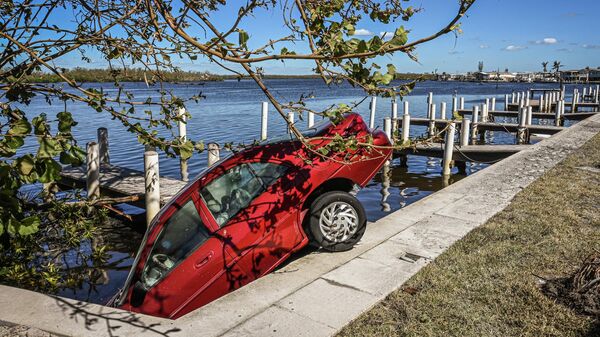سيارة عالقة في أعقاب إعصار إيان في فلوريدا 30 سبتمبر 2022 - سبوتنيك عربي
