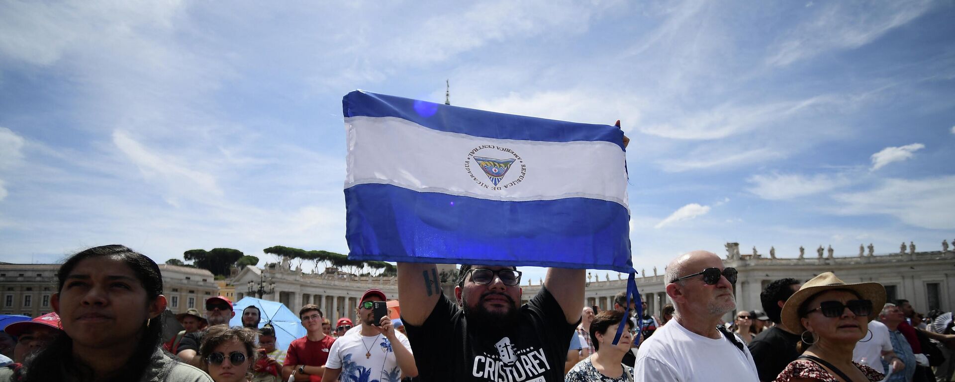 رجل من نيكاراغوا يحمل علم البلاد أغسطس 2022 - سبوتنيك عربي, 1920, 01.10.2022