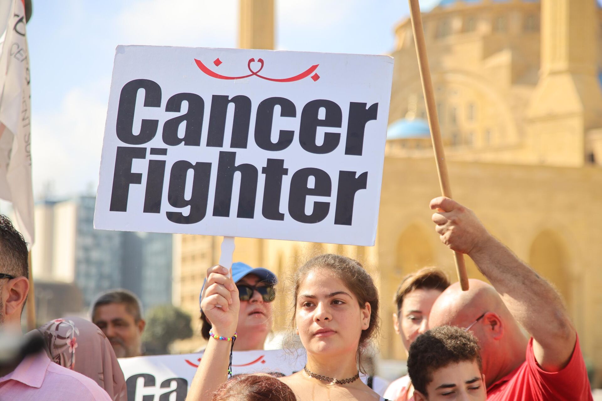  ما بدنا أضوية.. بدنا أدوية مسيرة وردية في بيروت لتأمين أدوية السرطان - سبوتنيك عربي, 1920, 02.10.2022