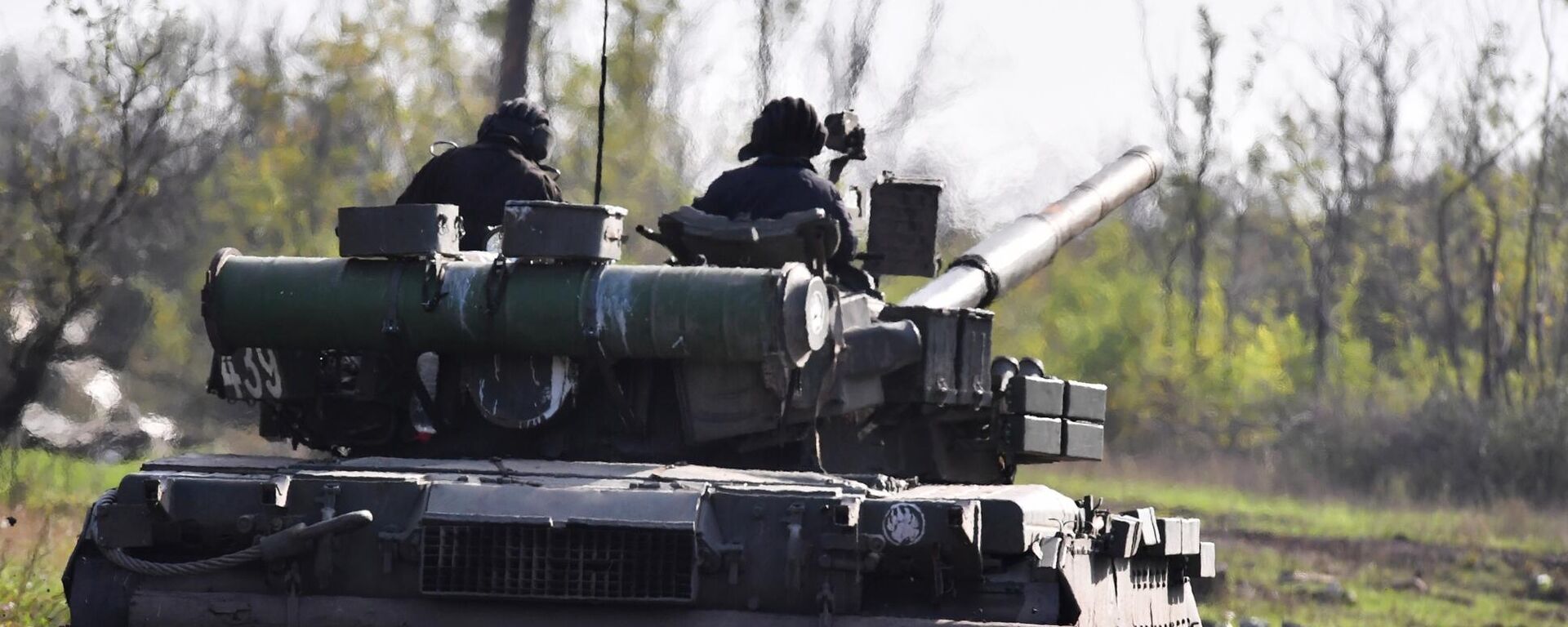 يتم إرسال دبابة تي-80 لإطلاق النار الحي في مواقع القوات المسلحة لأوكرانيا في منطقة دونيتسك - سبوتنيك عربي, 1920, 17.02.2023