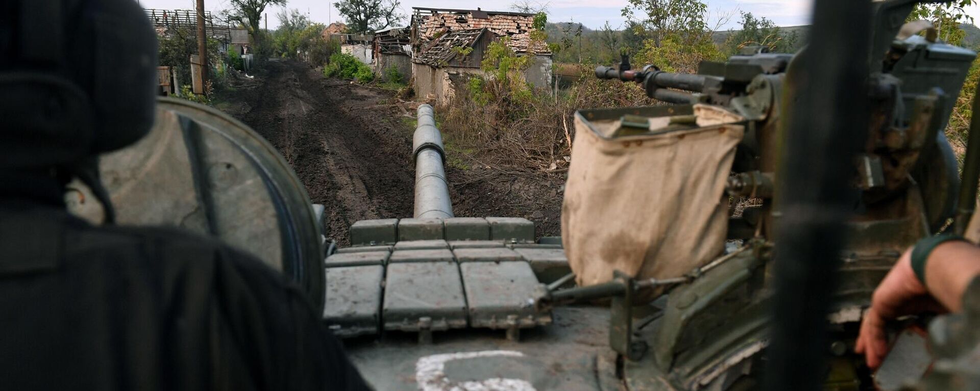 يتم إرسال دبابة تي-80 لإطلاق النار الحي في مواقع القوات المسلحة لأوكرانيا في منطقة دونيتسك - سبوتنيك عربي, 1920, 08.02.2023