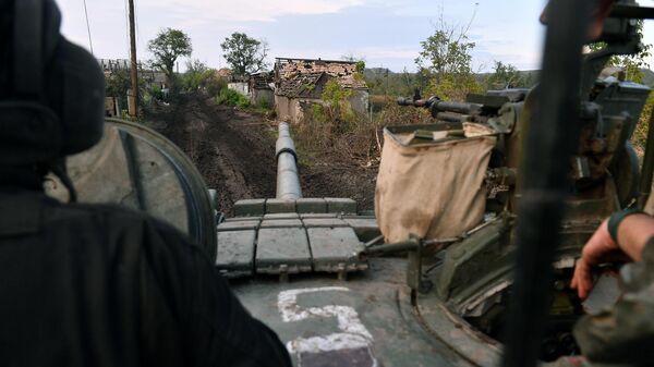 يتم إرسال دبابة تي-80 لإطلاق النار الحي في مواقع القوات المسلحة لأوكرانيا في منطقة دونيتسك - سبوتنيك عربي