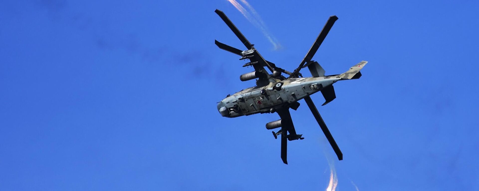 طائرة هليكوبتر من طراز كا-52 تطلق مصائد حرارية بعد إطلاقها النار على مواقع القوات المسلحة الأوكرانية في منطقة العملية العسكرية الخاصة في منطقة دونيتسك. - سبوتنيك عربي, 1920, 26.10.2023