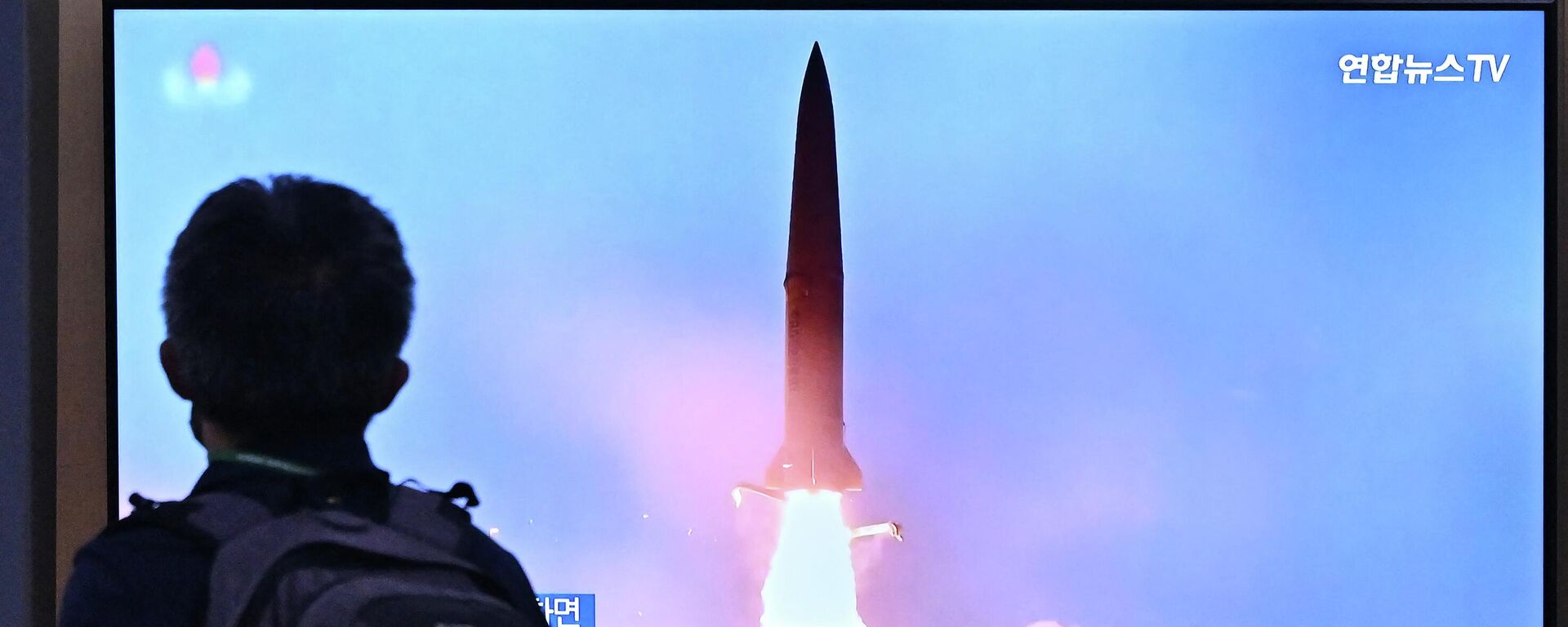 رجل أمام شاشة تلفزيونية تظهر بثًا إخباريًا لتجربة صاروخ لـ كوريا الشمالية 29 سبتمبر 2022 - سبوتنيك عربي, 1920, 04.10.2022