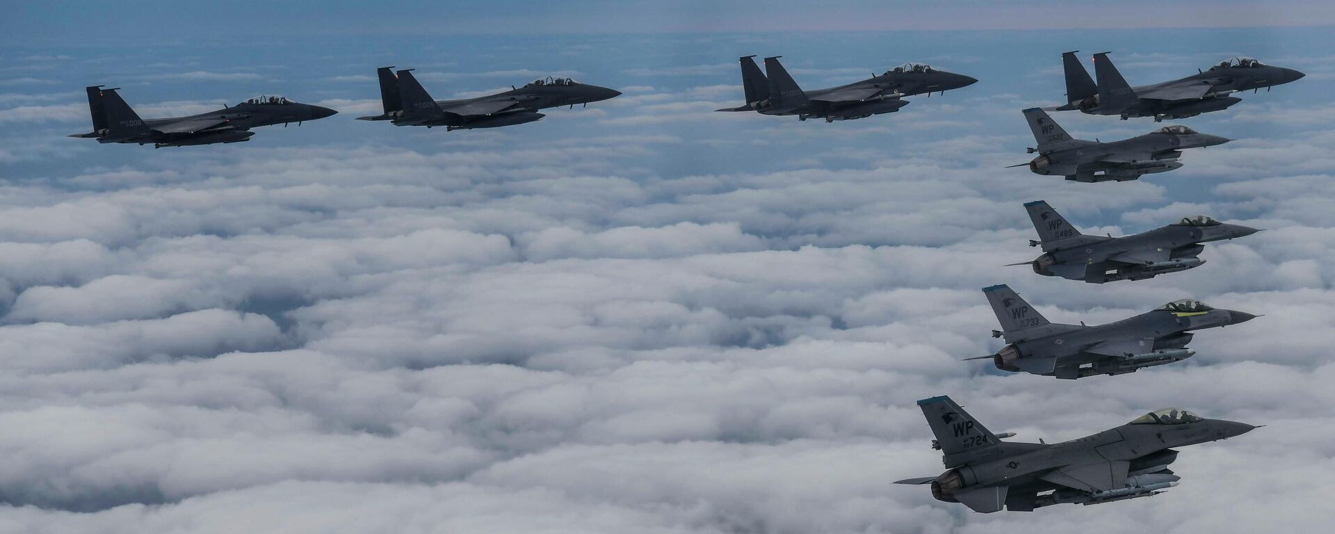 في هذه الصورة التي قدمتها وزارة الدفاع في كوريا الجنوبية، تحلق الطائرات المقاتلة F15K التابعة لسلاح الجو الكوري الجنوبي والطائرات المقاتلة F-16 التابعة لسلاح الجو الأمريكي في تشكيل خلال تدريب مشترك في مكان غير معروف في كوريا الجنوبية، 4 أكتوبر 2022. - سبوتنيك عربي, 1920, 29.12.2022