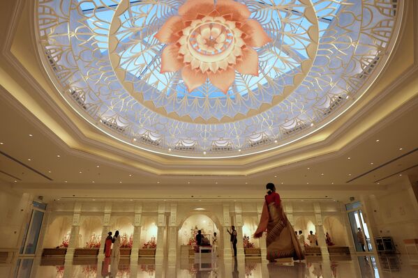 قاعة للصلاة في المعبد الهندوسي الذي تم افتتاحه حديثًا في حي جبل علي بدبي، وتوفر مكانًا للعبادة وشبكة دعم للمجتمع الهندي الكبير. 4 أكتوبر 2022 - سبوتنيك عربي