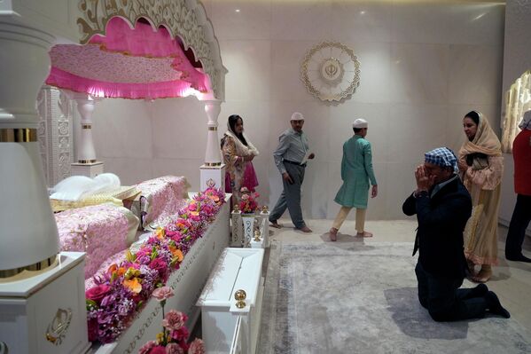 يصلي الناس خلال حفل افتتاح المعبد الهندوسي الجديد، في دبي، الإمارات العربية المتحدة 4 أكتوبر 2022. - سبوتنيك عربي