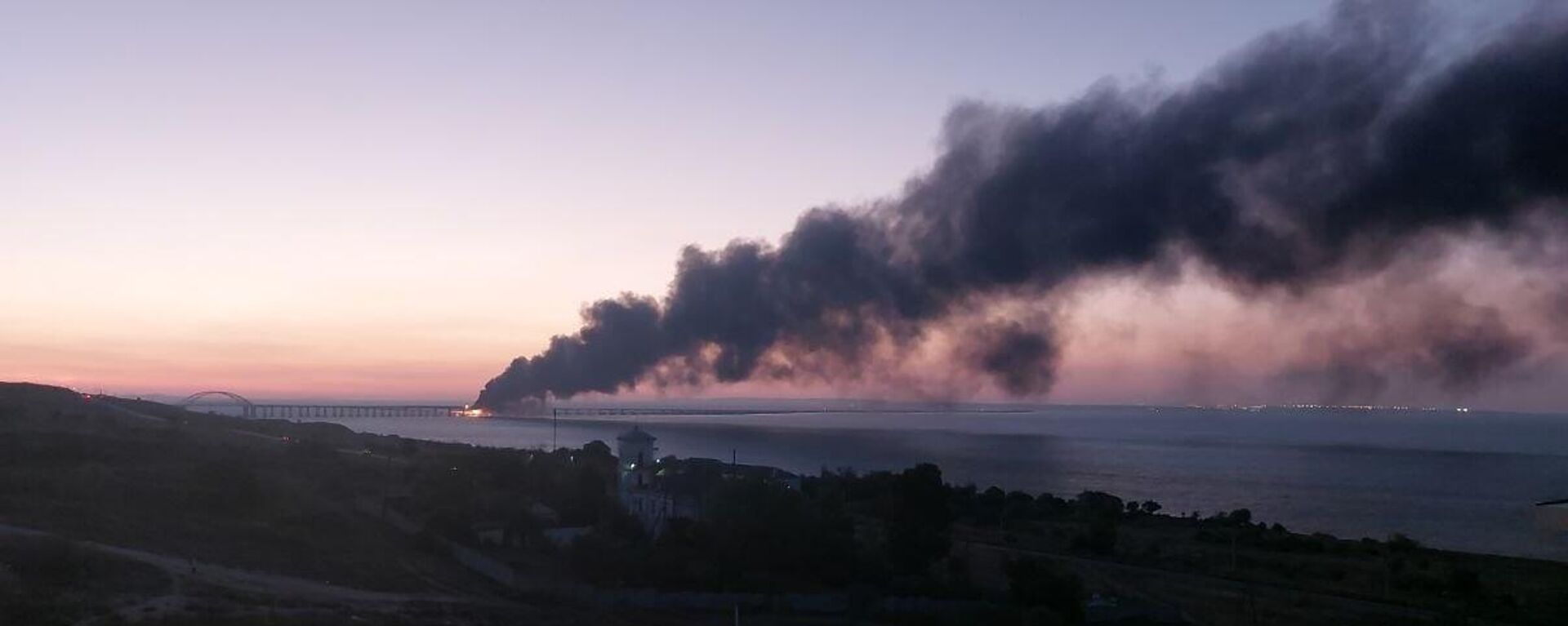الطوارئ الروسية تعلن إخماد الحريق في صهاريج الوقود على جسر القرم
 - سبوتنيك عربي, 1920, 09.07.2023