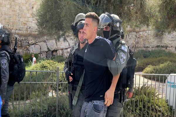 القوات الإسرائيلية تقمع فعالية لإحياء ذكرى المولد النبوي في القدس وتعتقل 6 فلسطينيين القوات الإسرائيلية تقمع فعالية لإحياء ذكرى المولد النبوي في القدس وتعتقل 6 فلسطينيين - سبوتنيك عربي