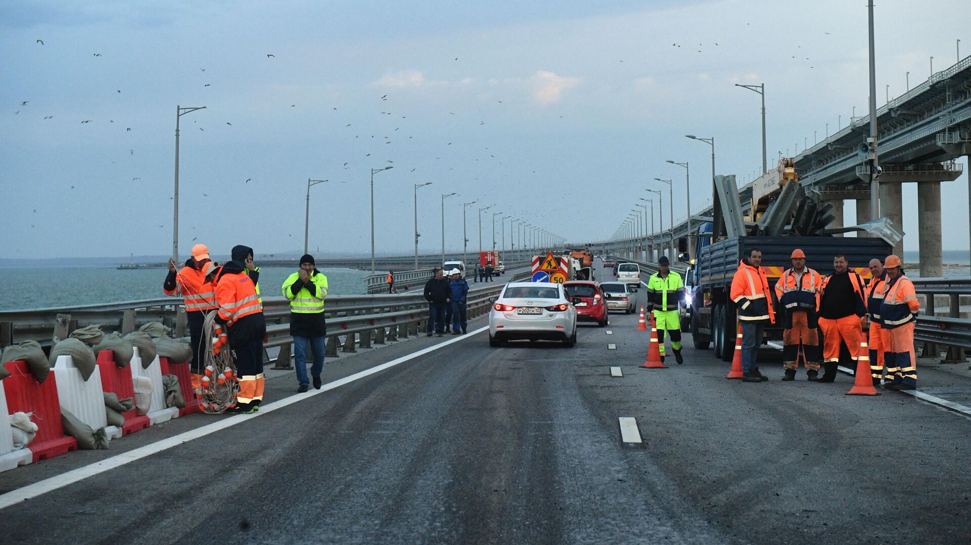 جسر القرم الروسي بعد حادث انفجار، 8 أكتوبر 2022 - سبوتنيك عربي, 1920, 10.10.2022
