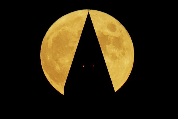 قمر صياد مكتمل يرتفع خلف نصب واشنطن التذكاري، في واشنطن، الولايات المتحدة 9 أكتوبر 2022. - سبوتنيك عربي