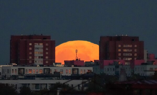اكتمال القمر خلف المباني في وسط مدينة تالين، إستونيا، 9 أكتوبر 2022. - سبوتنيك عربي