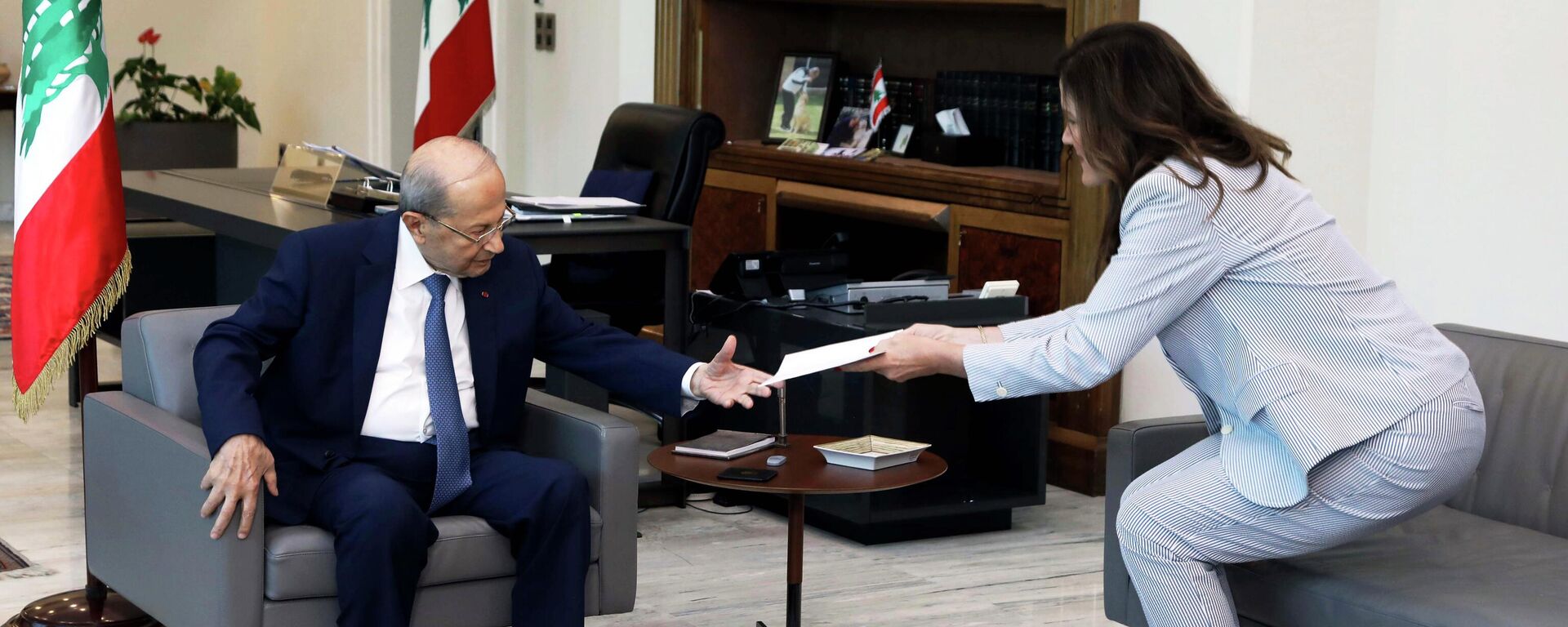 ميشال عون يتسلم الصيغة الجديدة لترسيم الحدود البحرية - سبوتنيك عربي, 1920, 11.10.2022