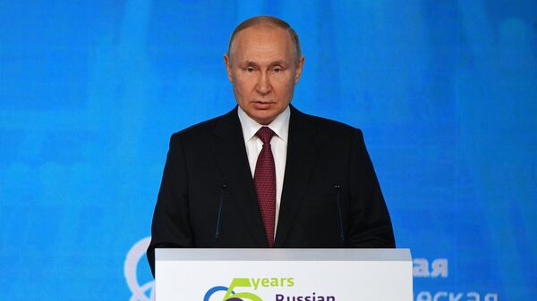 الرئيس الروسي فيلاديمير بوتين خلال كلمة في الجلسة العامة للمنتدى الدولي لأسبوع الطاقة الروسي في موسكو، روسيا - سبوتنيك عربي