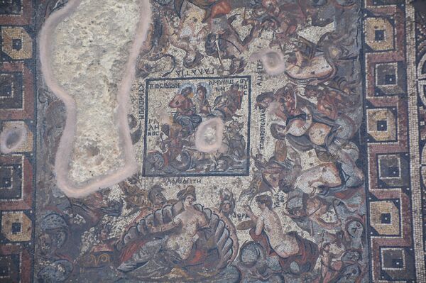 اكتشاف لوحة فسيفسائية، تعتبر الأندر عالمياً، في مدينة (الرستن الفوقاني) في محافظة حمص وسط سوريا - سبوتنيك عربي